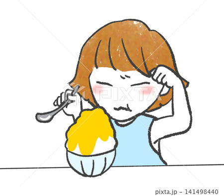 レモンのかき氷をいっきに食べて頭がキーンと痛くなった女性 141498440