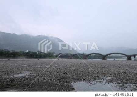 雨の錦帯橋【山口県・岩国市】 雨の錦帯橋【山口県・岩国市】 141498611