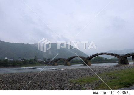 雨の錦帯橋【山口県・岩国市】 雨の錦帯橋【山口県・岩国市】 141498622