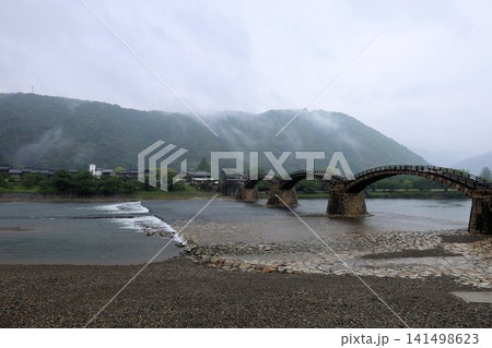 雨の錦帯橋【山口県・岩国市】 雨の錦帯橋【山口県・岩国市】 141498623