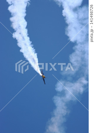 曲芸飛行を行う小型機 曲芸飛行を行う小型機 141498726