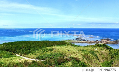 沖縄県久米島の緑豊かな丘陵と広大な珊瑚礁 沖縄県久米島の緑豊かな丘陵と広大な珊瑚礁 141498773