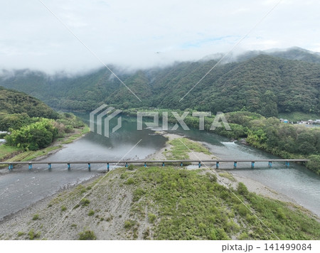 【空撮】初夏の四万十川佐田沈下橋と朝の清流風景 【空撮】初夏の四万十川佐田沈下橋と朝の清流風景 141499084