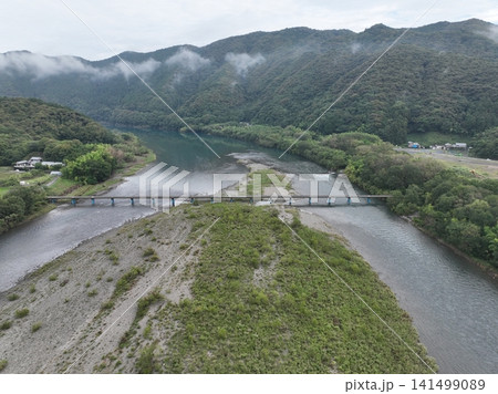 【空撮】初夏の四万十川佐田沈下橋と朝の清流風景 【空撮】初夏の四万十川佐田沈下橋と朝の清流風景 141499089