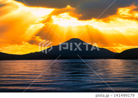 山中湖と富士山の美しい夕景 山中湖と富士山の美しい夕景 141499179