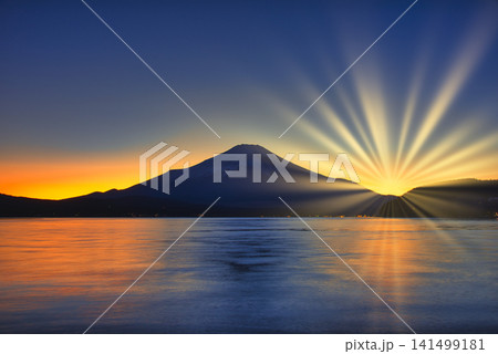 山中湖と富士山の美しい夕景 山中湖と富士山の美しい夕景 141499181