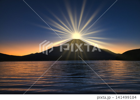 山中湖と富士山の美しい夕景 山中湖と富士山の美しい夕景 141499184
