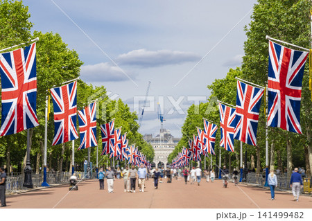 イギリス国旗(ユニオンジャック)が掲げられたロンドンの大通り「ザ・モール」 イギリス国旗(ユニオンジャック)が掲げられたロンドンの大通り「ザ・モール」 141499482