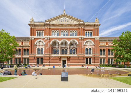 ロンドン・ヴィクトリア&アルバート博物館の中庭と池でくつろぐ人々 ロンドン・ヴィクトリア&アルバート博物館の中庭と池でくつろぐ人々 141499521