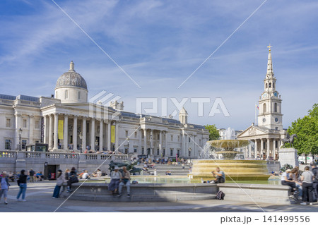 イギリス・ロンドンの代表的観光地トラファルガー広場と快晴の街並み イギリス・ロンドンの代表的観光地トラファルガー広場と快晴の街並み 141499556