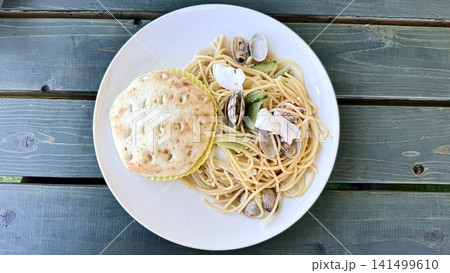 あさりとイカの海鮮パスタとフォカッチャ 141499610