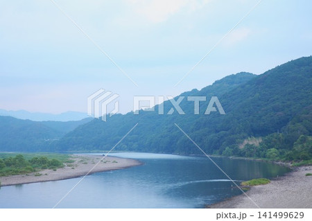 深い緑の山肌を巡る四万十川の美しい曲線 深い緑の山肌を巡る四万十川の美しい曲線 141499629