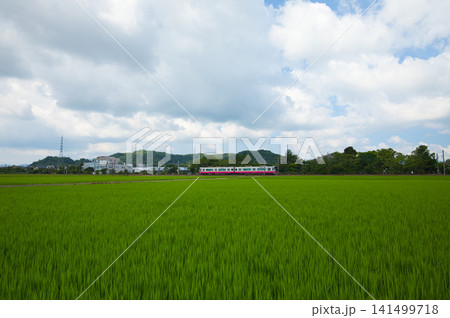田園地帯と工場地帯を走る電車 141499718
