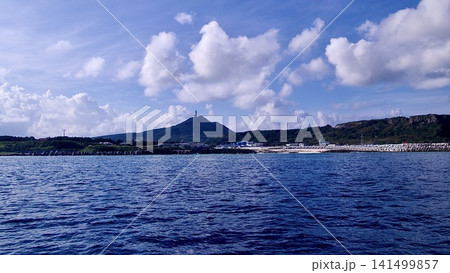 沖縄県与那国島の港と宇良部山を包む青空 沖縄県与那国島の港と宇良部山を包む青空 141499857