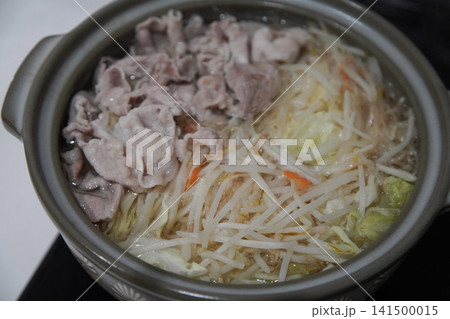 豚肉と野菜の鍋を作る様子 141500015
