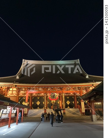 ライトアップされた夜の浅草寺 ライトアップされた夜の浅草寺 141500093