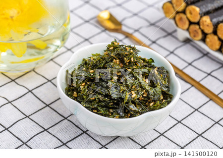 seasoned roasted seaweed flakes with sesame seeds crispy snack food 141500120