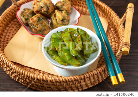 spicy undaria seaweed salad cut stems seasoned with chili oil 141500240