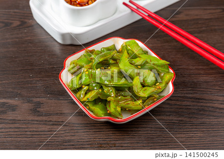 spicy undaria seaweed salad cut stems seasoned with chili oil 141500245