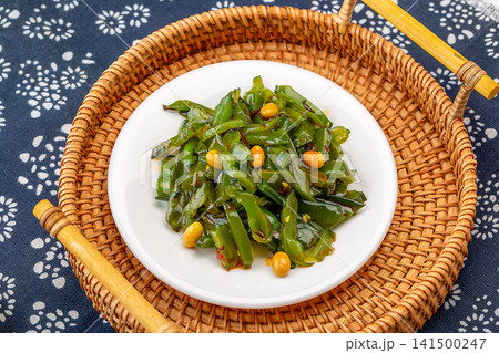 spicy undaria seaweed salad cut stems seasoned with chili oil 141500247