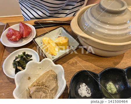 土鍋で炊いたご飯と出汁巻き卵、豊かな和小鉢が並ぶこだわりの和朝食 土鍋で炊いたご飯と出汁巻き卵、豊かな和小鉢が並ぶこだわりの和朝食 141500464