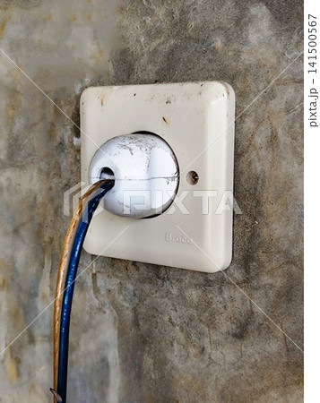 electrc cord connected to a power source electrc cord connected to a power source 141500567