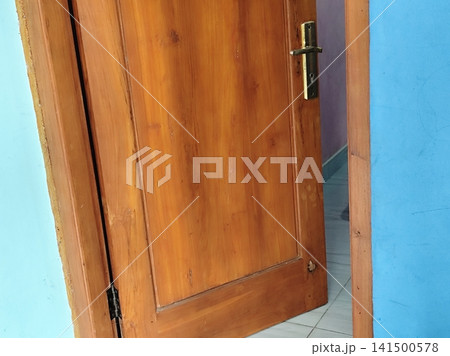 the door of a room is open 141500578