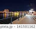 夜風に包まれた散歩道 141501162