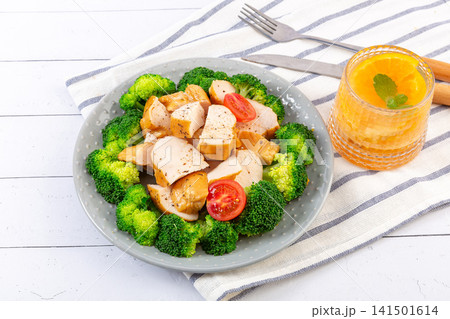 black Pepper Roasted Chicken Breast With Fresh Steamed Broccoli And Cherry Tomatoes black Pepper Roasted Chicken Breast With Fresh Steamed Broccoli And Cherry Tomatoes 141501614