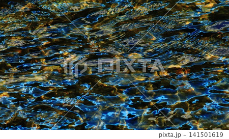 浮かび上がる水色模様と黄色模様 141501619
