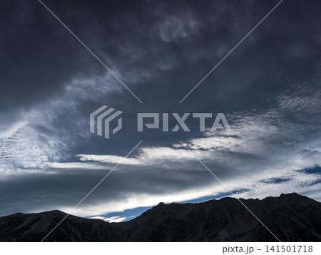 早朝の立山連峰の3山稜走る雲 早朝の立山連峰の3山稜走る雲 141501718