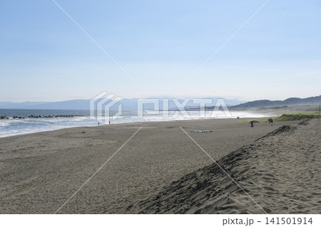 平塚ビーチパークの海岸から眺める相模湾 平塚ビーチパークの海岸から眺める相模湾 141501914