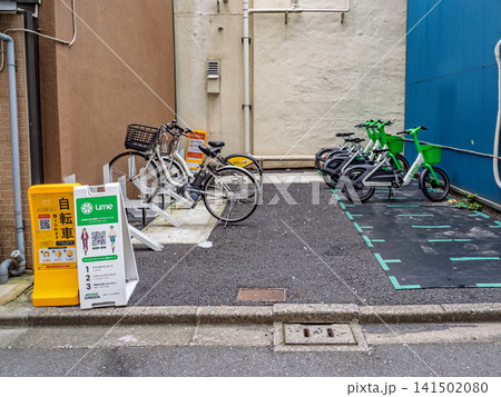 シェアサイクルポートに並ぶLimeとHELLO CYCLINGの自転車 東京都内 シェアサイクルポートに並ぶLimeとHELLO CYCLINGの自転車 東京都内 141502080