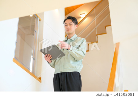住宅点検をする日本人男性 住宅点検をする日本人男性 141502081