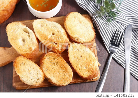 フランスパンが並ぶ食卓 フランスパンが並ぶ食卓 141502215