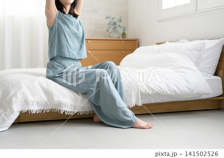 部屋でストレッチをする日本人女性 141502526