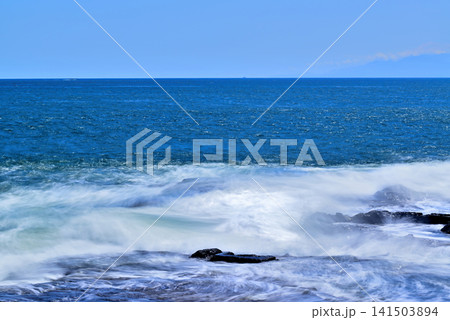 江の島 湘南大堤防から観た強風の白波立つ岩場と相模湾 長秒撮影 江の島 湘南大堤防から観た強風の白波立つ岩場と相模湾 長秒撮影 141503894