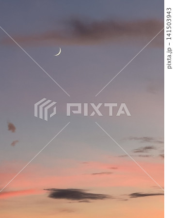 茜色の夕空に浮かぶ三日月 茜色の夕空に浮かぶ三日月 141503943