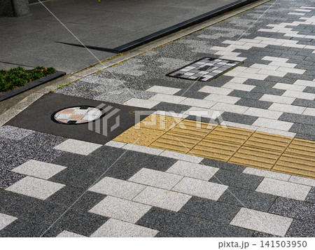 インターロッキング舗装と点字ブロック 都市の歩道デザインとバリアフリー設備 インターロッキング舗装と点字ブロック 都市の歩道デザインとバリアフリー設備 141503950