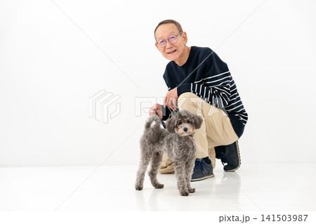 おじいちゃんと犬 141503987