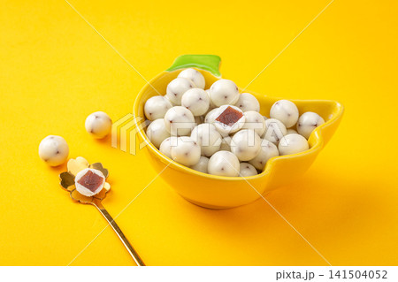 yogurt Coated Hawthorn Fruit Balls Sweet Tangy Confectionery 141504052