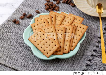 black Coffee Flavored Crispy Biscuits Toasted Stacked Crackers 141504315