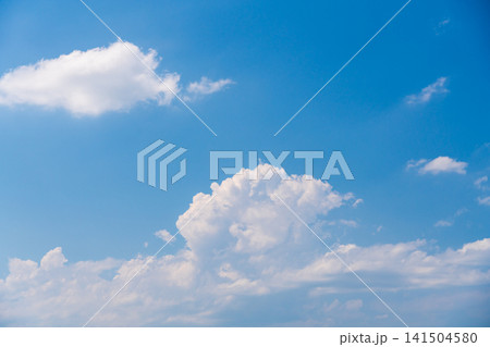 猛暑日の雲が多い夏空 猛暑日の雲が多い夏空 141504580