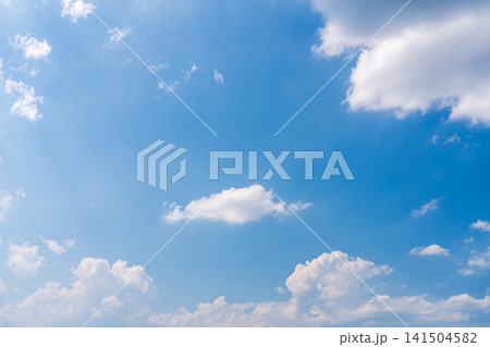 猛暑日の雲が多い夏空 猛暑日の雲が多い夏空 141504582