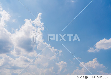 猛暑日の雲が多い夏空 猛暑日の雲が多い夏空 141504587