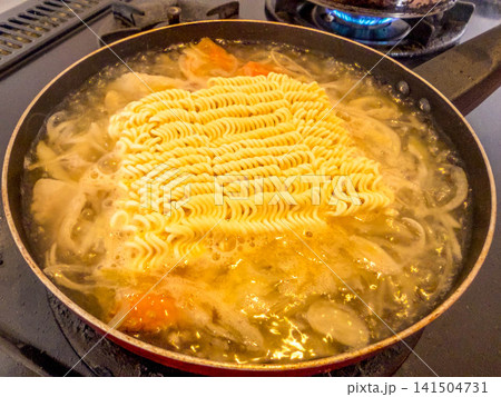 インスタントラーメンにトマトを入れて インスタントラーメンにトマトを入れて 141504731
