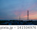 夕焼けに染まる街 141504976