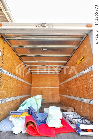 引っ越し屋さんの空っぽの車の荷台 141505573
