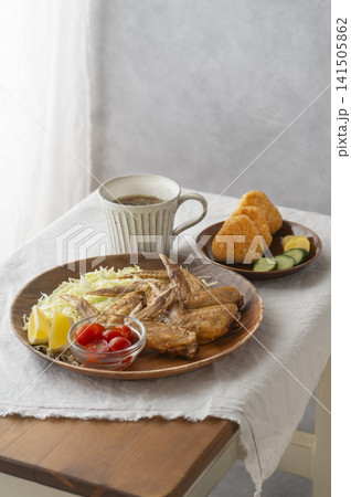 香ばしい手羽先唐揚げと焼きおにぎりのおうち和食ランチセット 香ばしい手羽先唐揚げと焼きおにぎりのおうち和食ランチセット 141505862