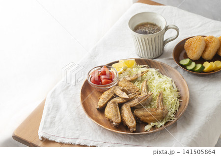 香ばしい手羽先唐揚げと焼きおにぎりのおうち和食ランチセット 香ばしい手羽先唐揚げと焼きおにぎりのおうち和食ランチセット 141505864